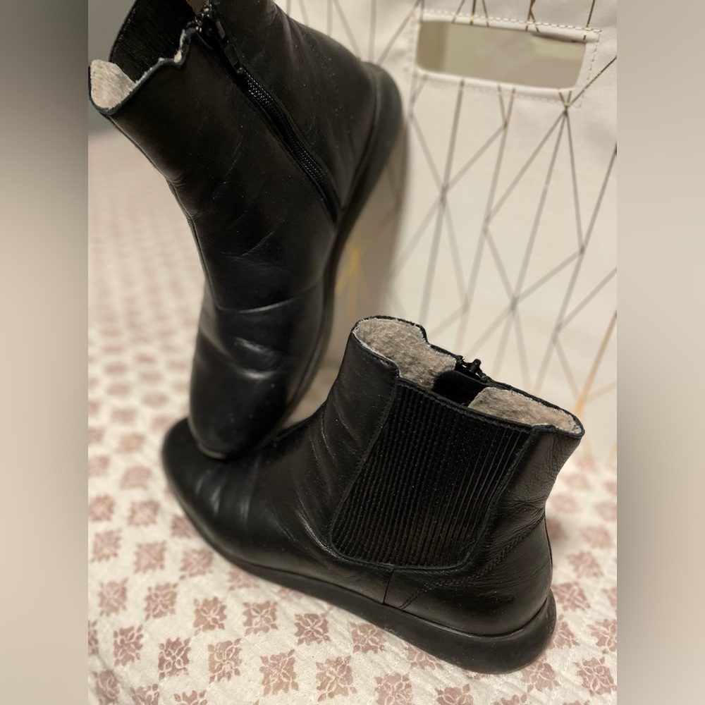 Cloud Footwear, Wool Lined Black Leather Zip Up Boot.  Size 39 European.